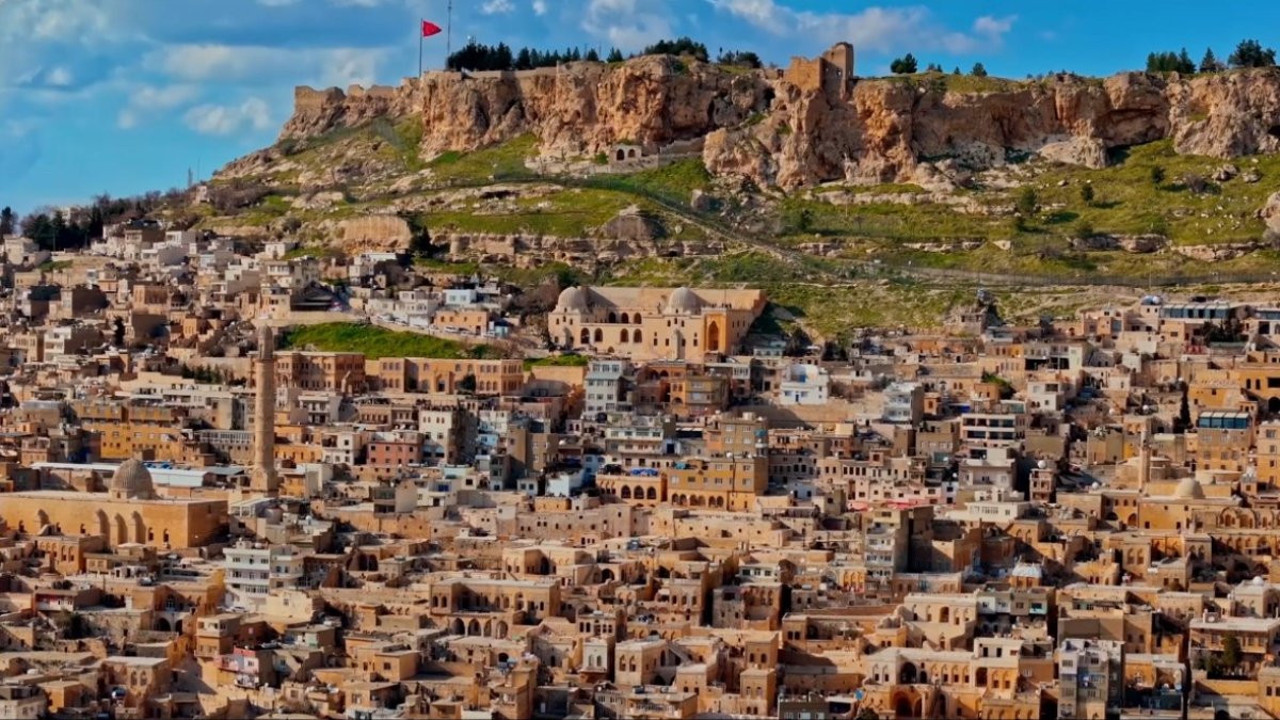 Mardin’de üç dilde ilahi