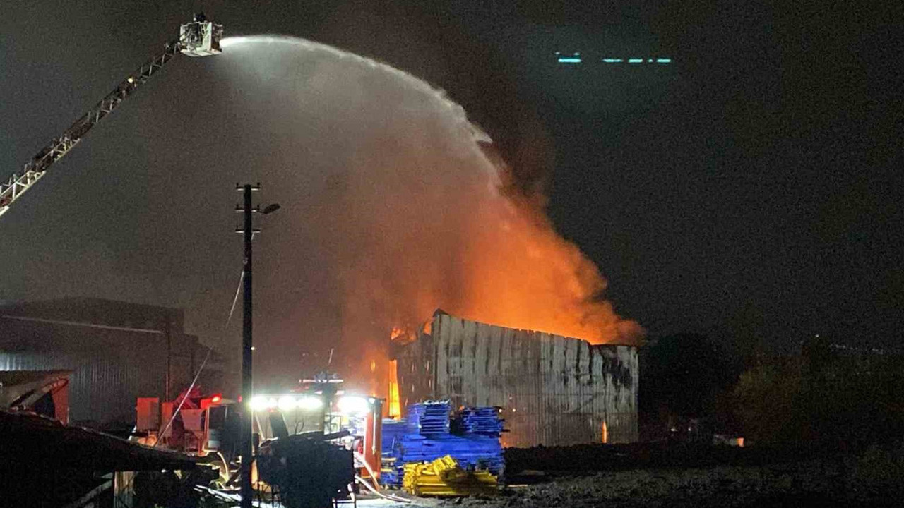Kocaeli’de geri dönüşüm fabrikası alev alev yandı