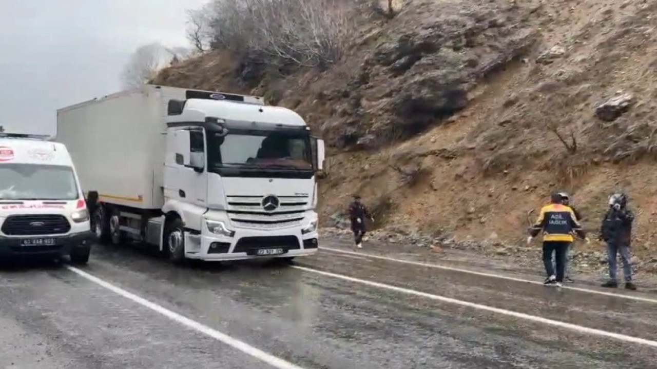 Karayoluna düşen taşları onlar temizledi