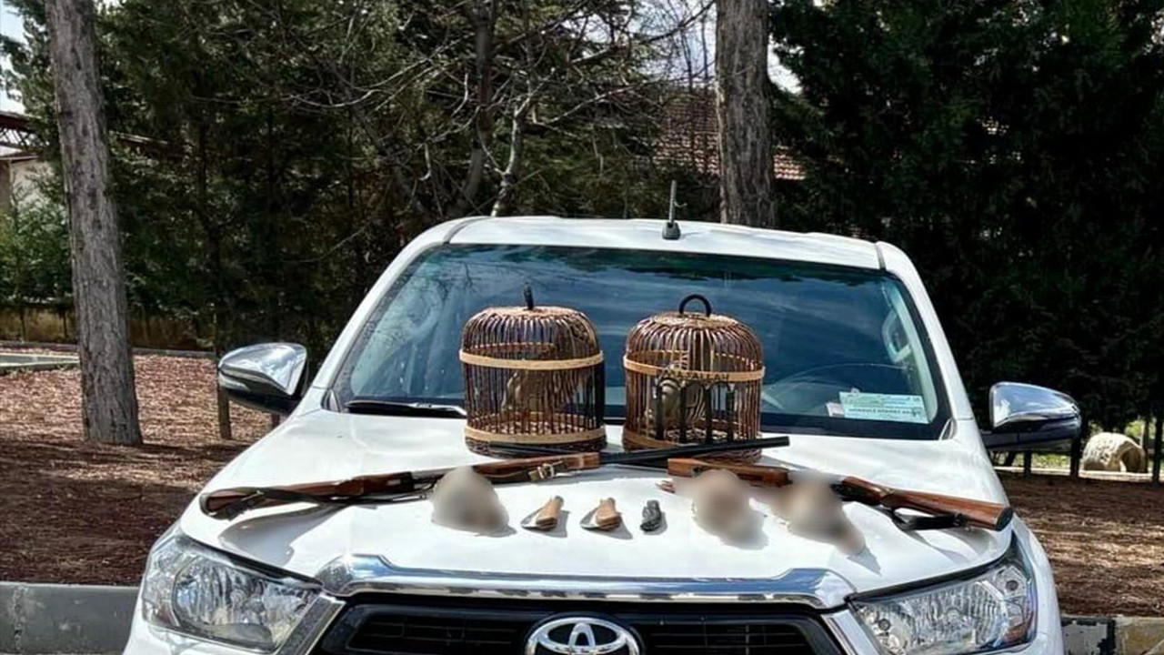 Afyonkarahisar'da kaçak avcılar jandarmaya yakalandı