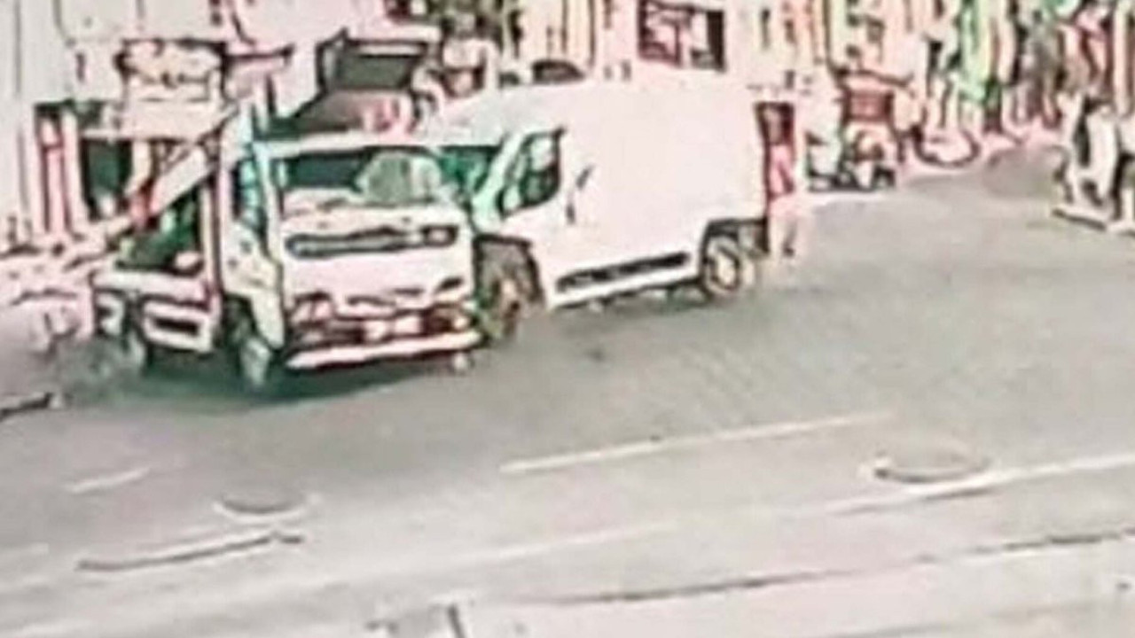 Karabağlar’da zincirleme kaza: Otomobil, minibüsle kamyonete çarptı: 3 yaralı