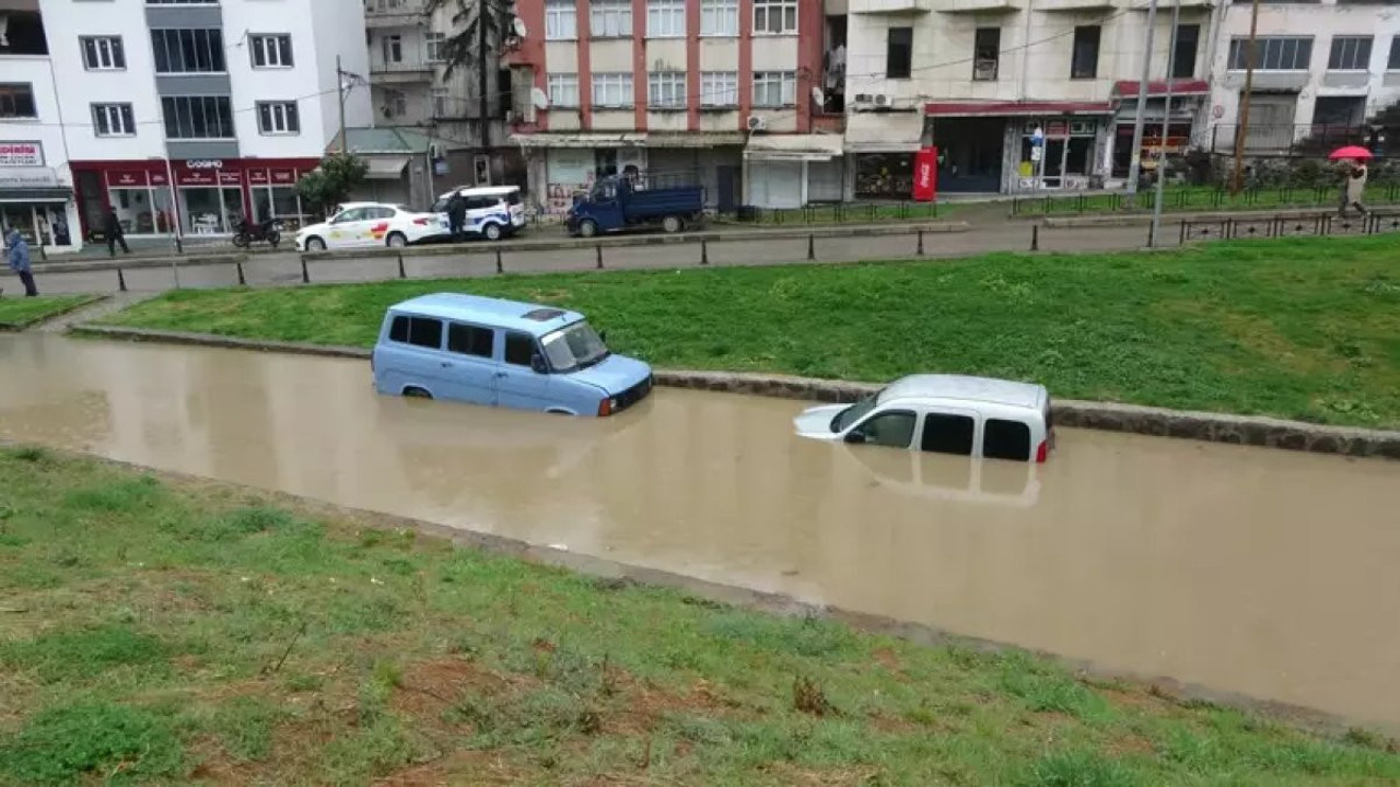 Trabzon'u sağanak vurdu! Araçlar suya gömüldü