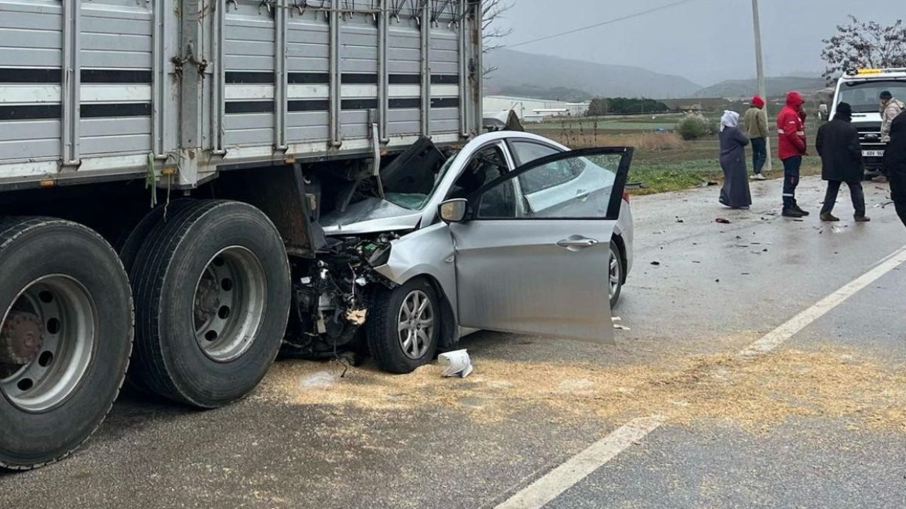 Bursa'da feci kaza! Otomobil kamyonun altına girdi