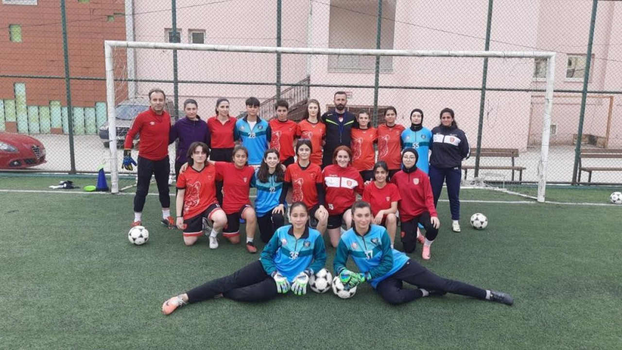 Hem başkan, hem antrenör hem de malzemeci