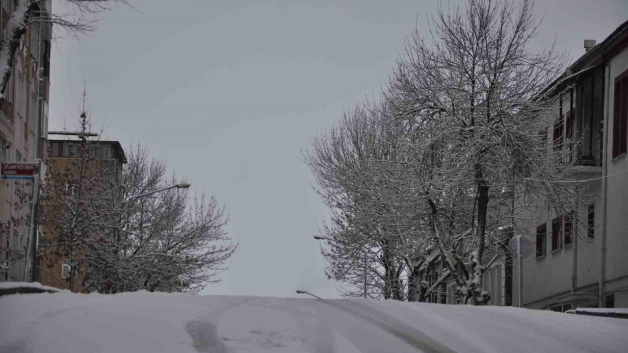 Kars beyaz gelinliğini giydi