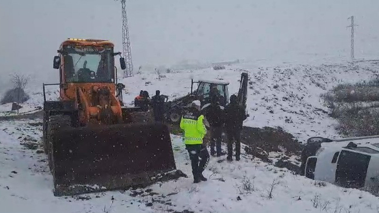 Bingöl'de işçileri taşıyan minibüs kaza yaptı! 9 işçi yaralandı