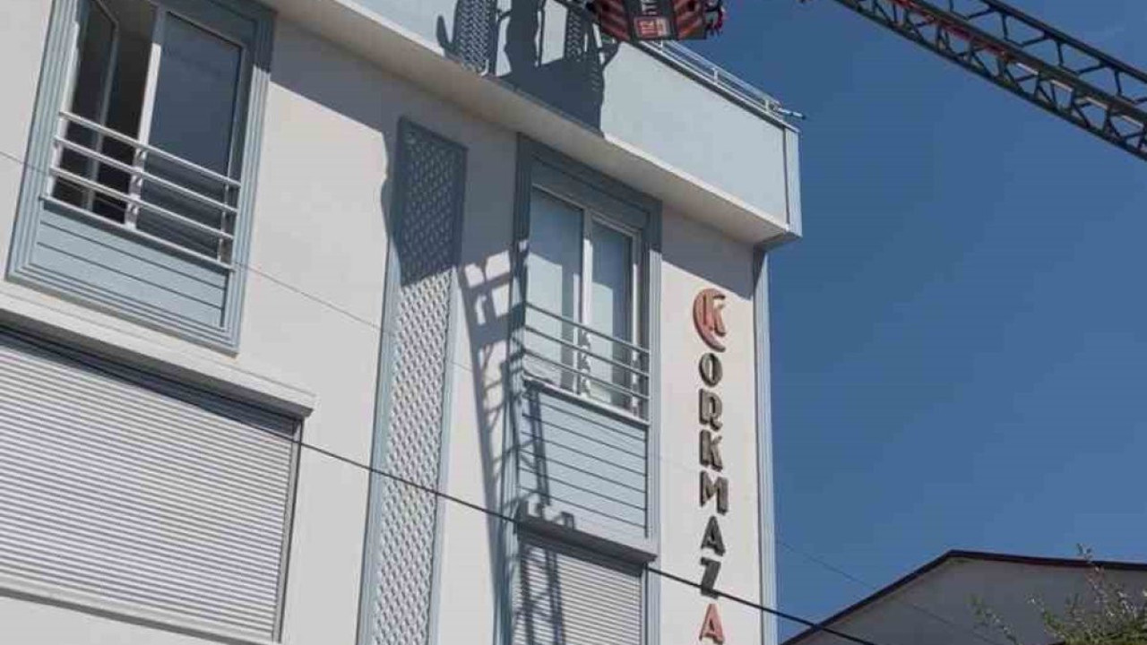 Kaplama için çıkmıştı: İşçi çatıda mahsur kaldı