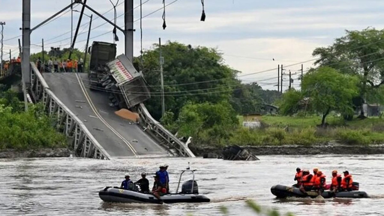 Ekvador’da 200 metrelik asma köprü çöktü: Ölüler var