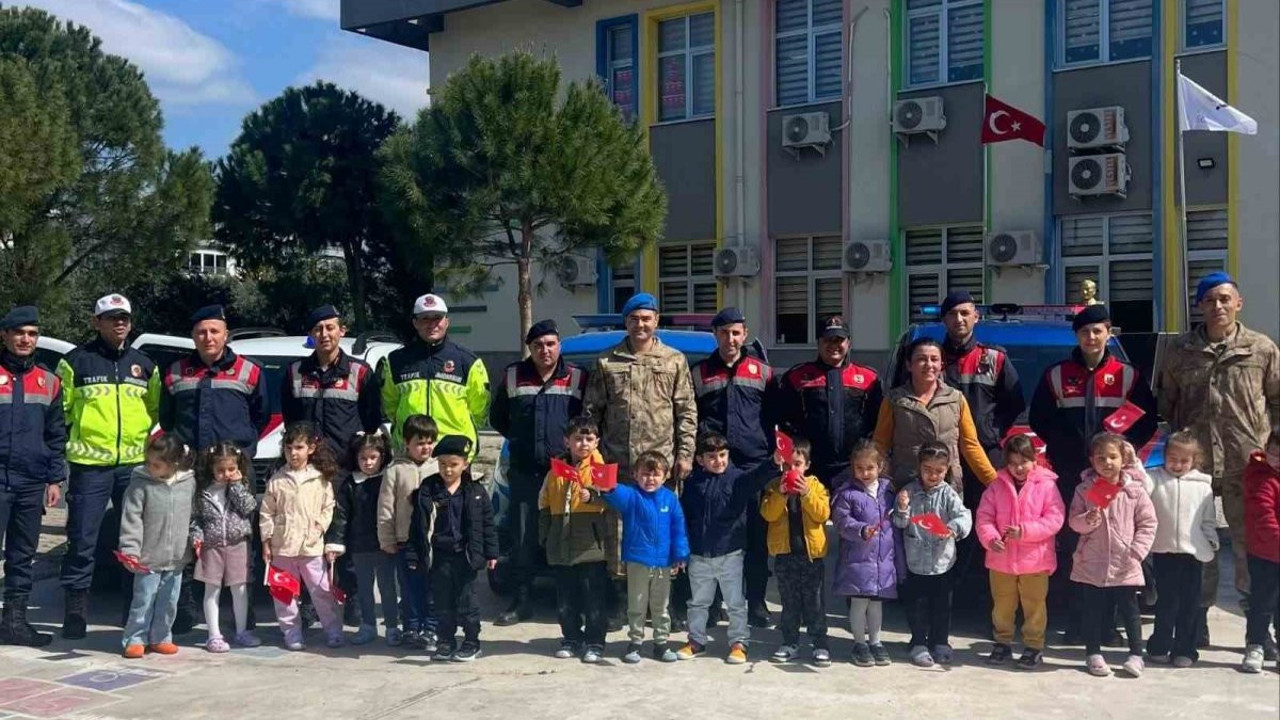 Ekipler miniklere jandarmayı tanıttı