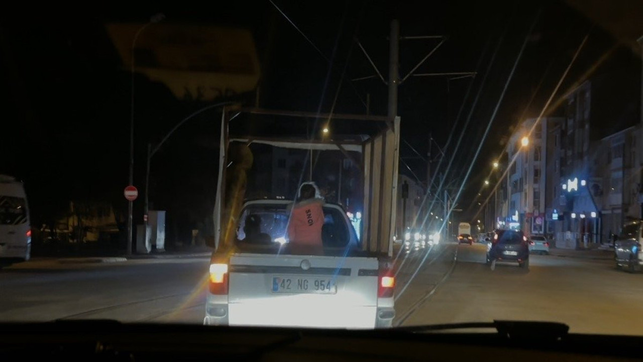 Soğuğa rağmen pikap kasasında yolculuk yaptılar