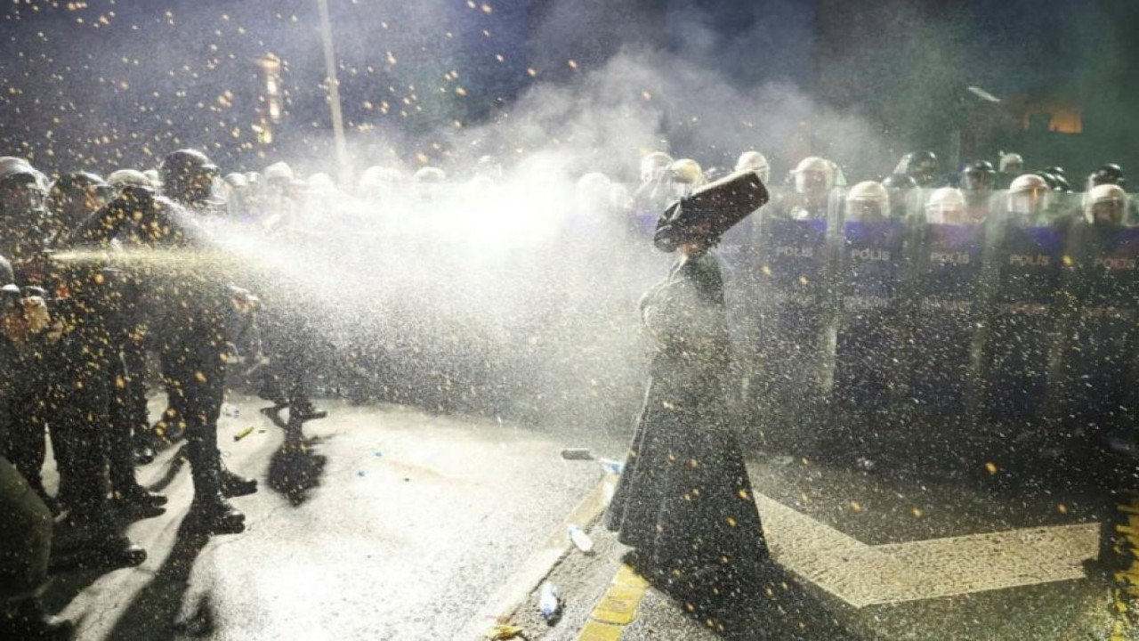 Zor gece! Vatandaşlar sokağa indi, çok sayıda gözaltı var
