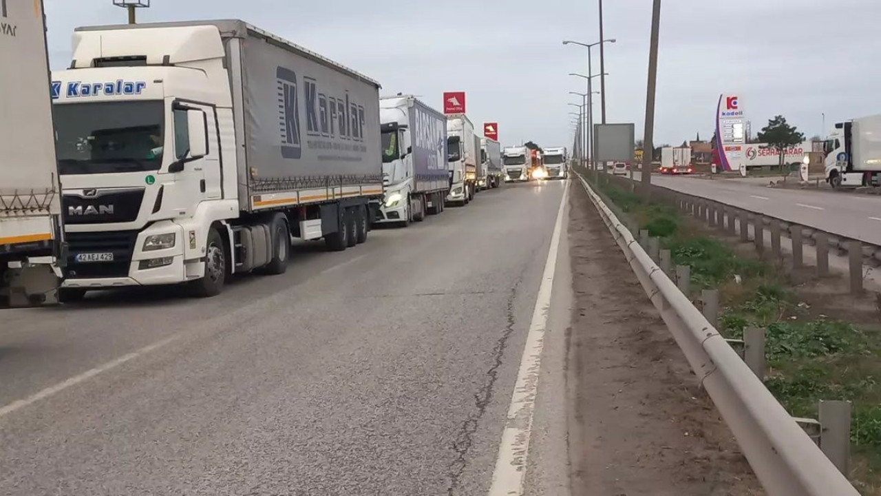 Hatalı SMS yüzünden kilometrelerce kuyruk oluştu