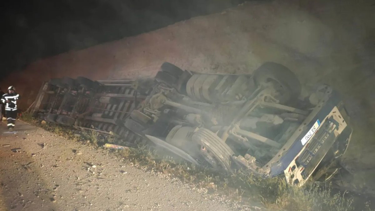 Mersin'de devrilen tırın sürücüsü hayatını kaybetti