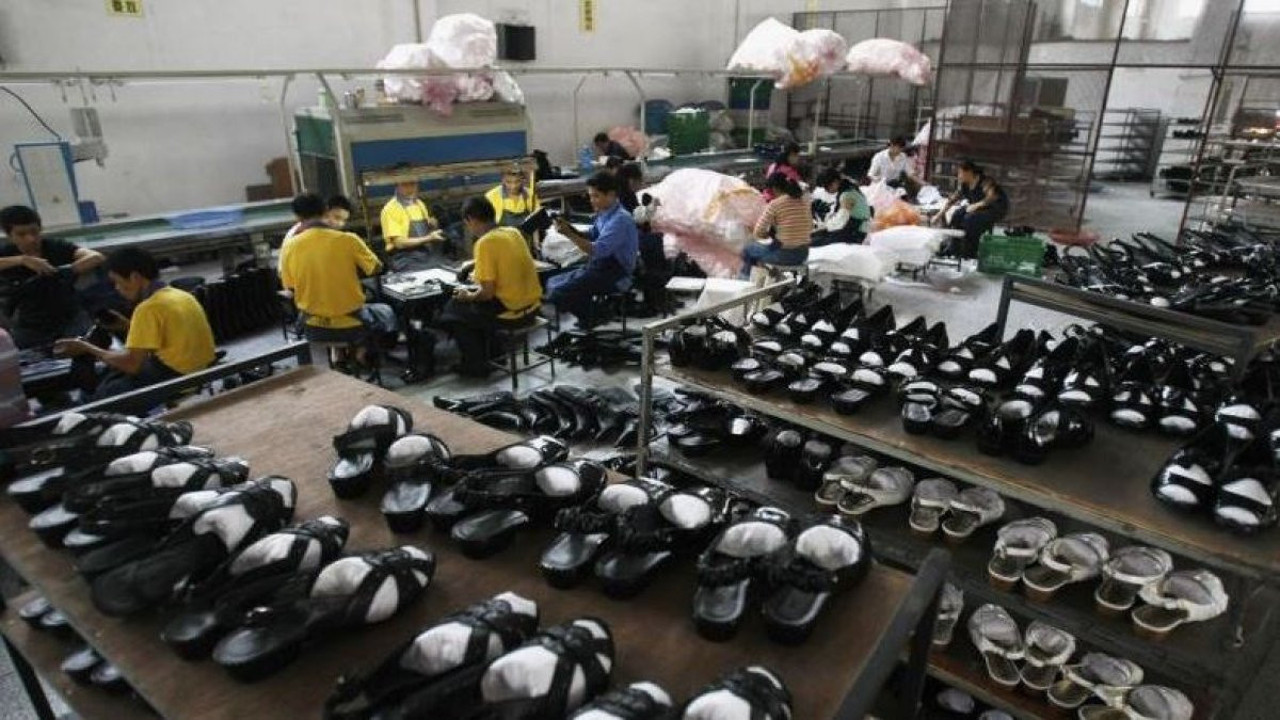 Türk tekstilcilerden sonra ayakkabıcılar da küçük Çin'de. Türkiye'den kaçan kaçana. İthalat patladı