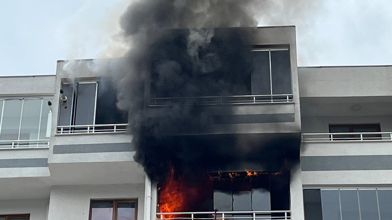 7 katlı apartmanda yangın paniği! 2'si çocuk, 8 kişi hastaneye kaldırıldı