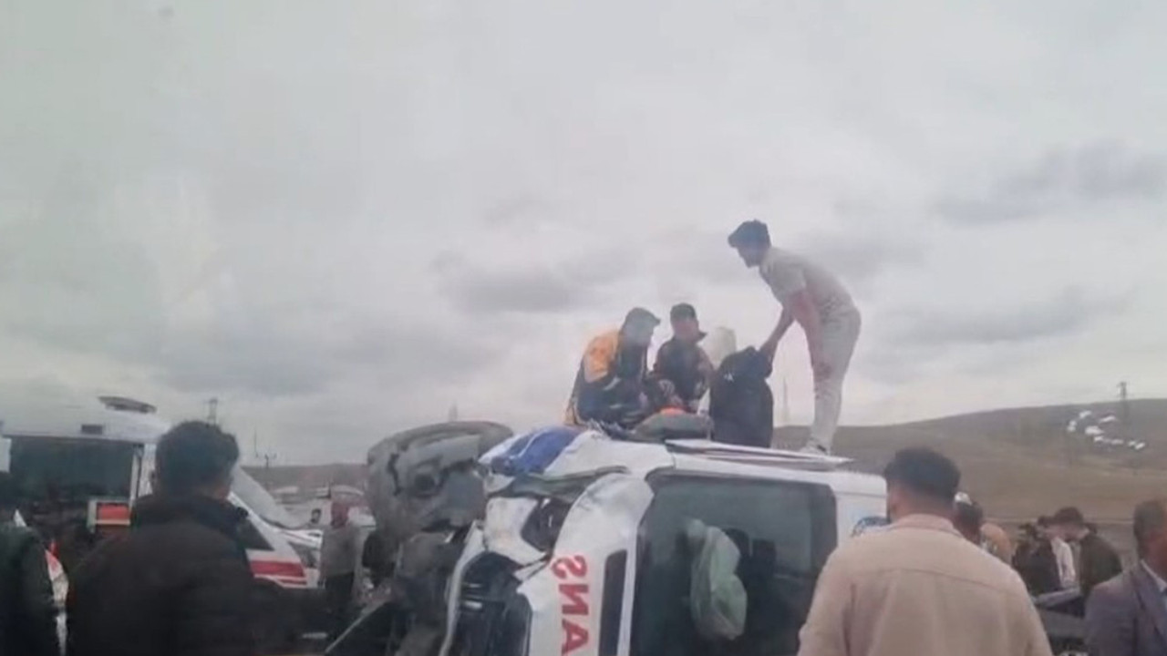 Hasta almaya giden ambulans otomobil ile çarpıştı! 5 kişi yaralandı