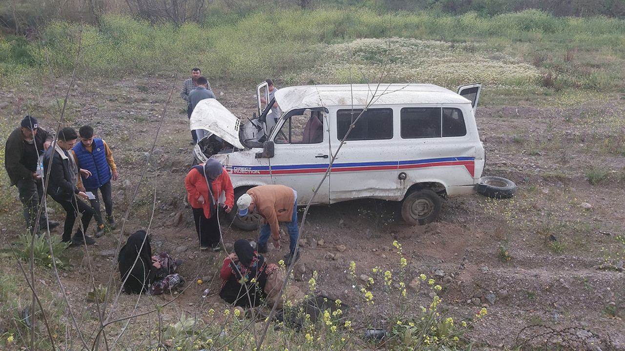 Aydın'da kaza! Minibüs şarampole yuvarlandı