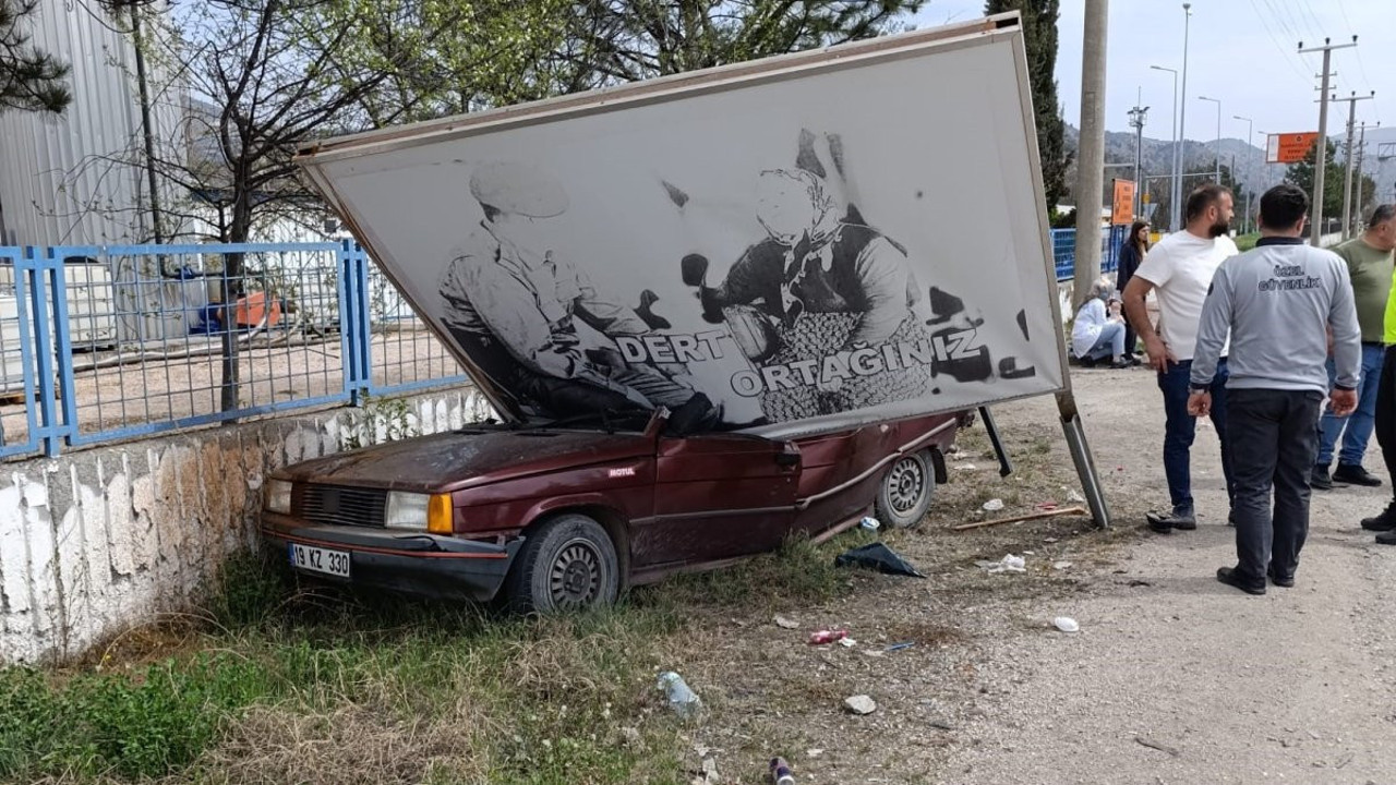 Kontrolden çıktı otomobil reklam panosuna çarptı