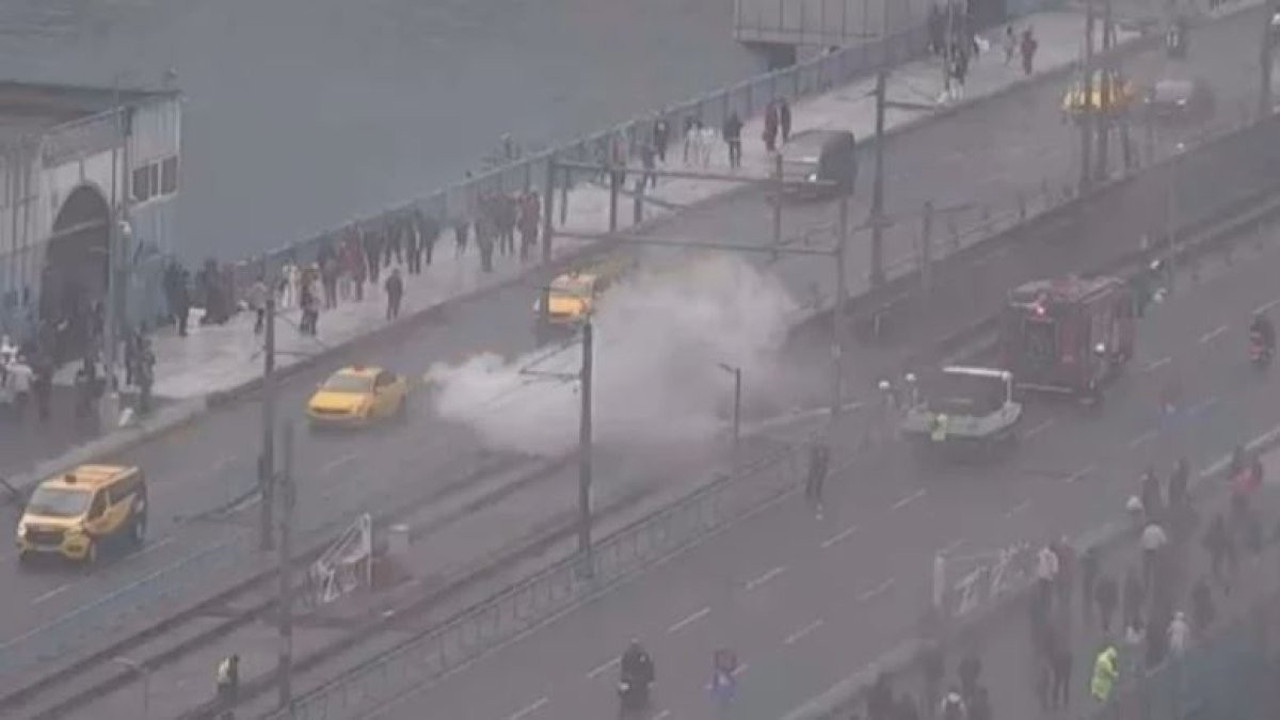 Galata Köprüsü'nde korkutan yangın! Seferler durduruldu