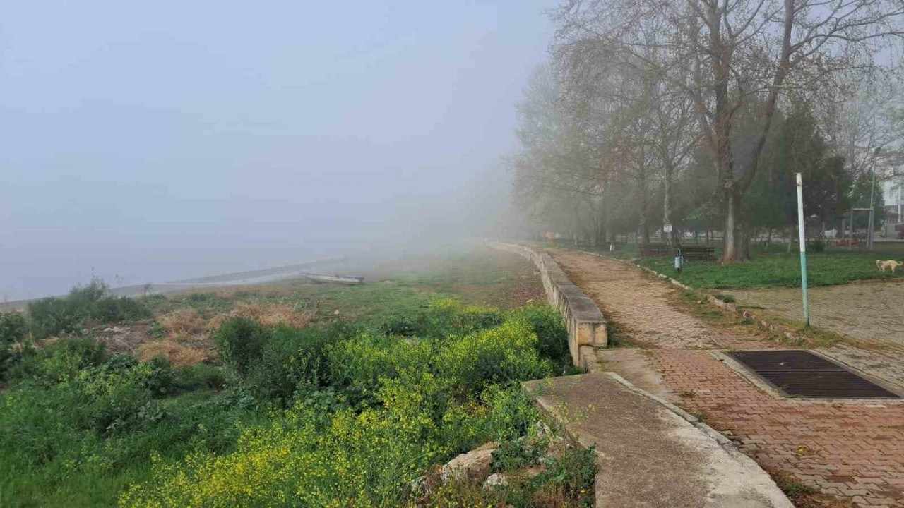 Bursa İznik'te göl sisle kayboldu!