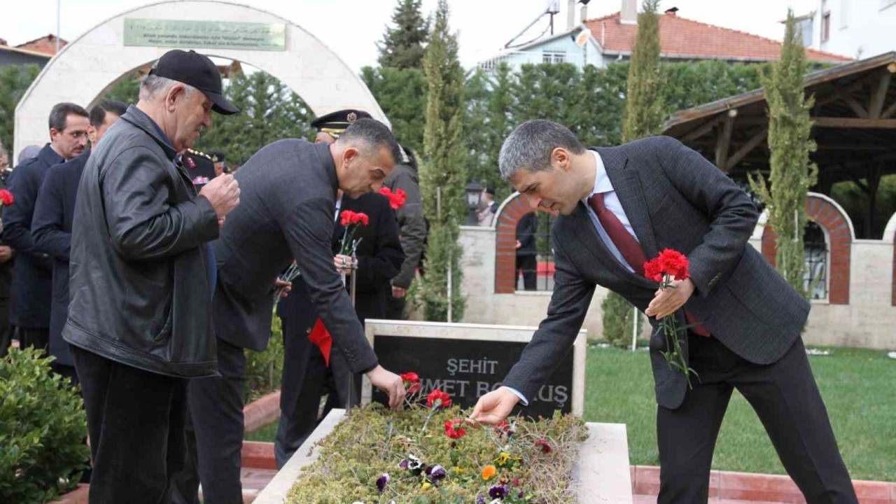 Uşak’ta bayram arifesinde şehitler unutulmadı