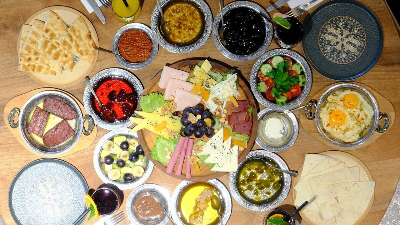 Yalnız yaşayan 70 yaşındaki engelli kadının sofrası şenlendi