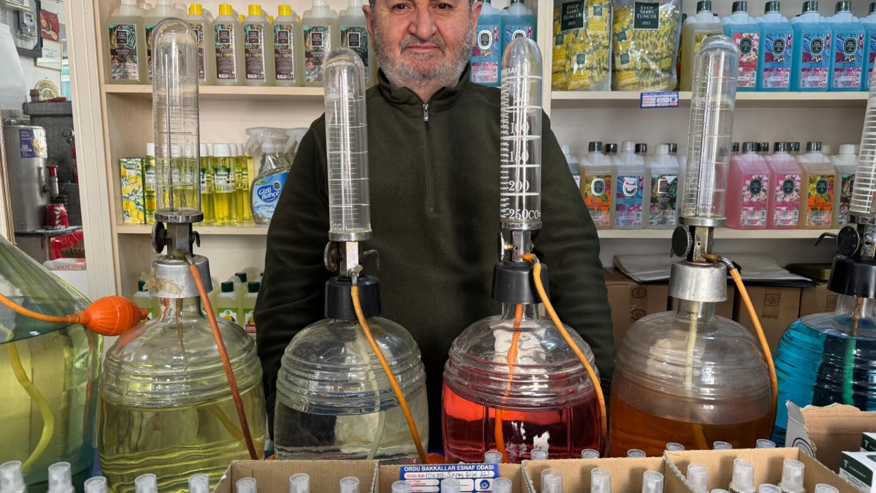 Babasının açtığı dükkanda kolonya üretimine devam ediyor