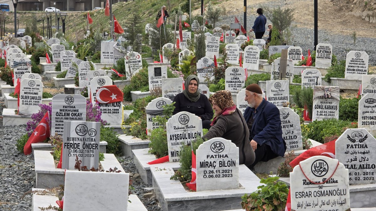 Hatay'da Deprem Şehitliği unutulmadı! Bayram ziyareti yapıldı