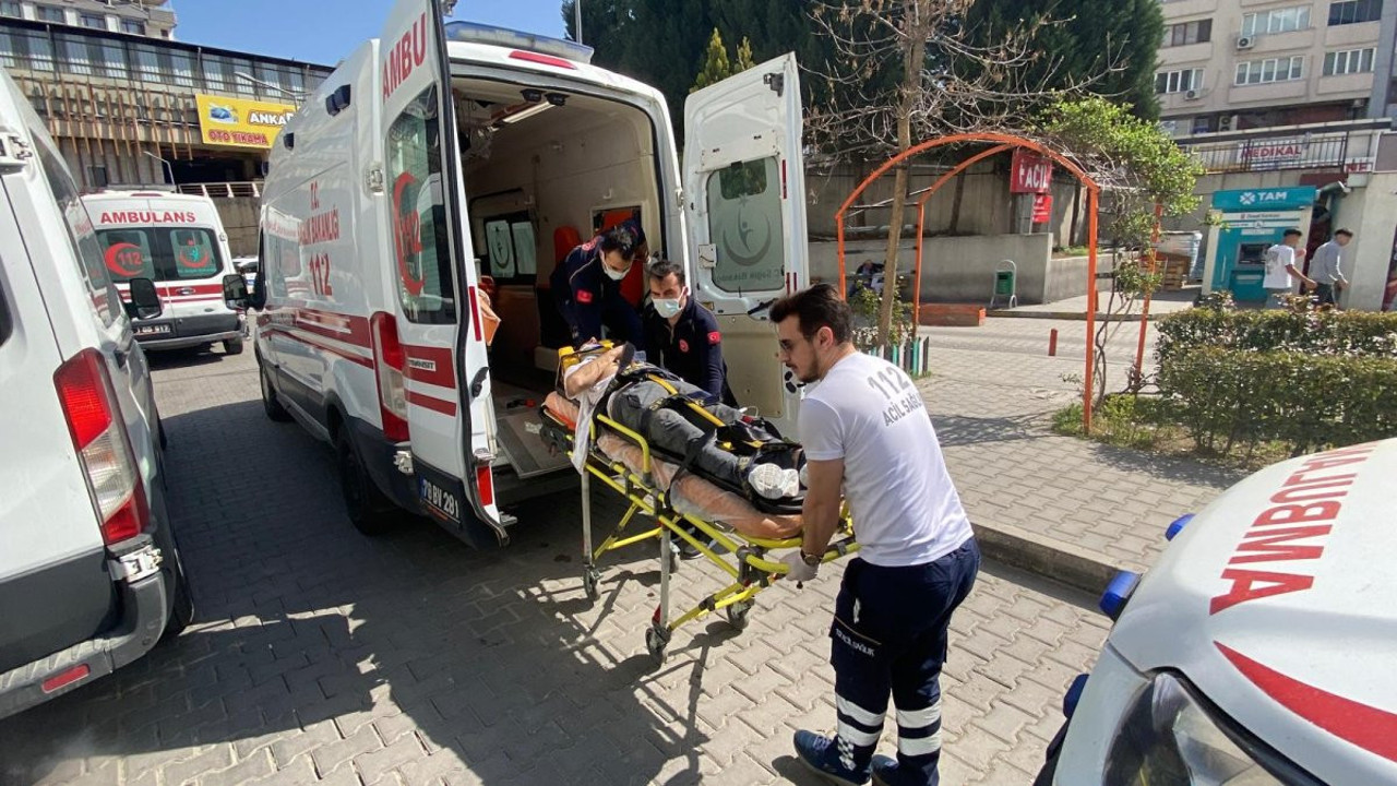 Otomobil TIR'a çarptı: Yaralılar var