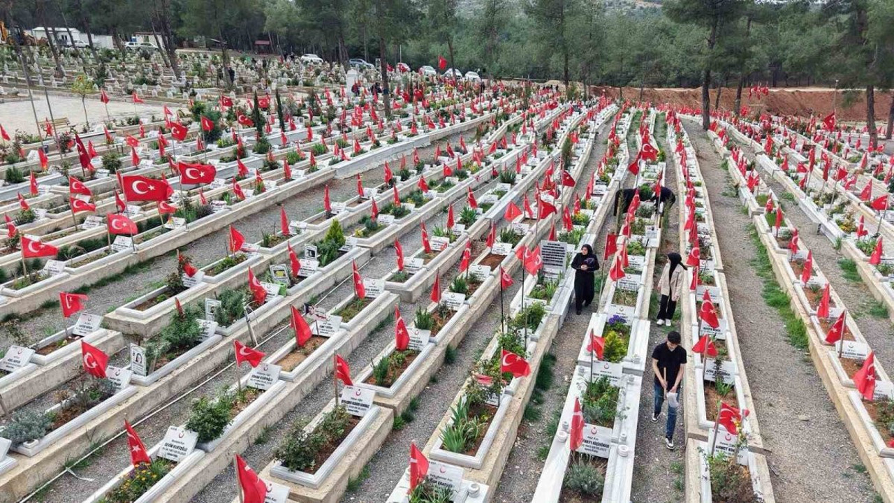 Kahramanmaraş’ta deprem şehitleri mezarlığında temizlik