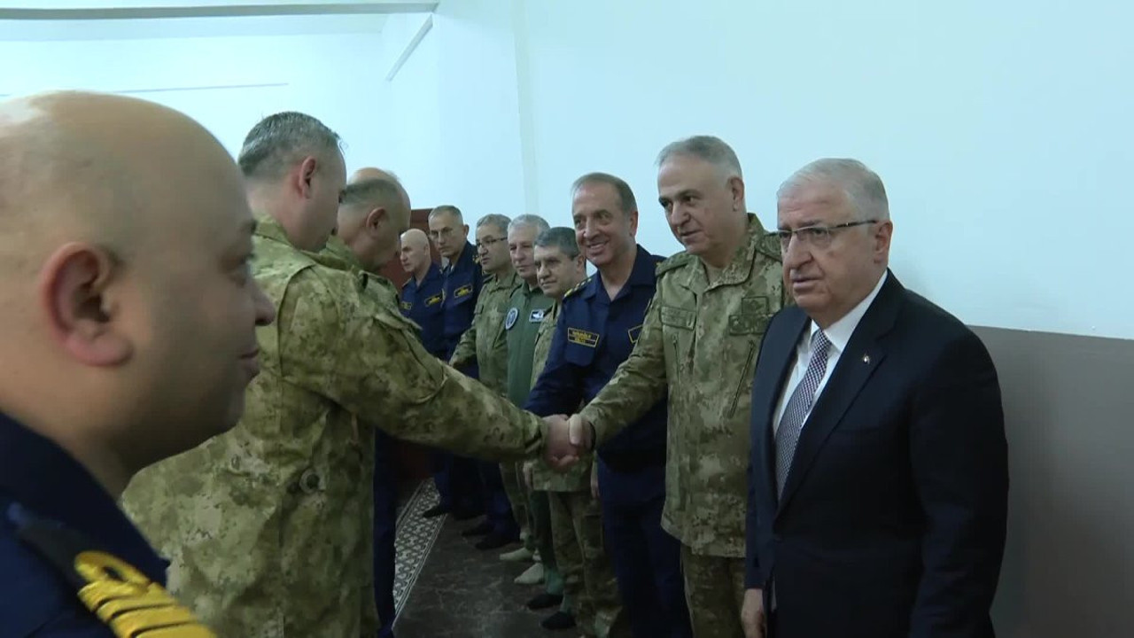 Bakanr Güler, Çanakkale'de Mehmetçikle bayramlaştı