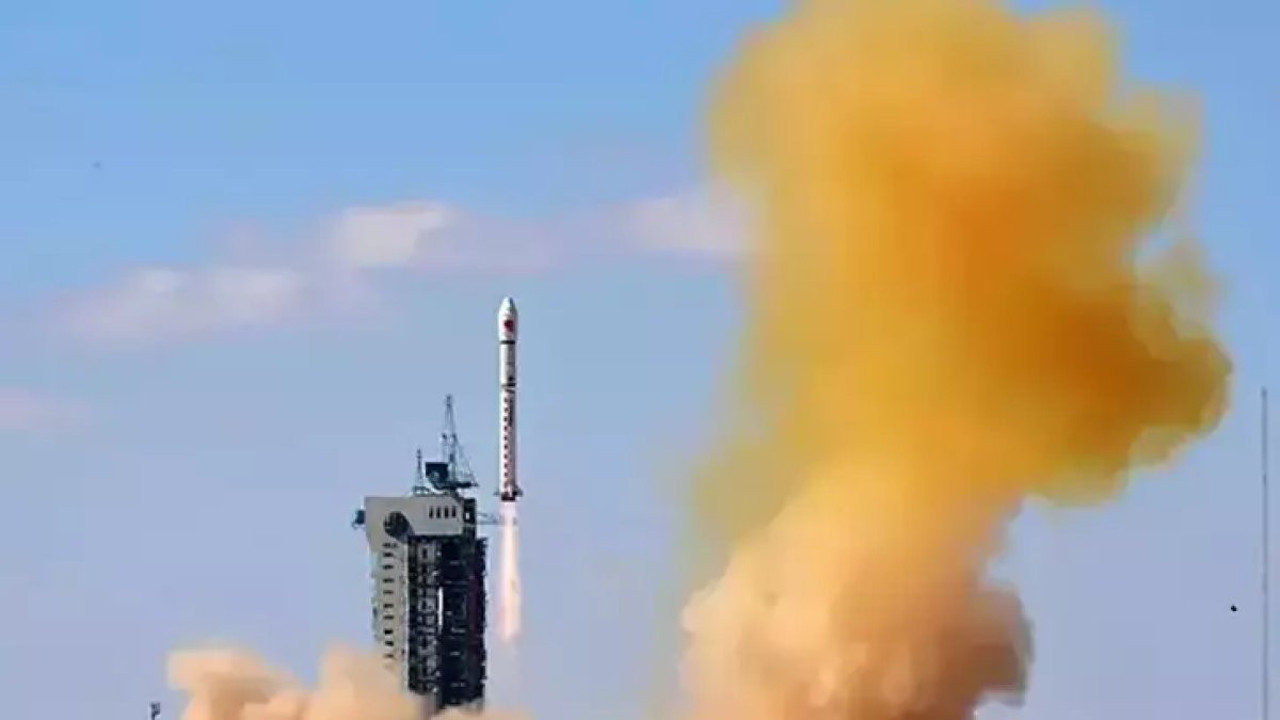 Test roketi kalkıştan kısa süre sonra patladı