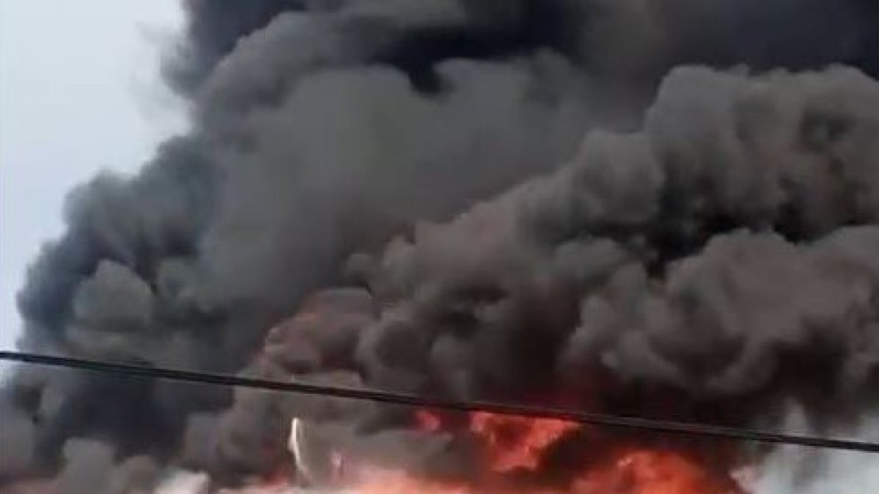 Avcılar’da 4 katlı binanın çatı katı alevlere teslim oldu