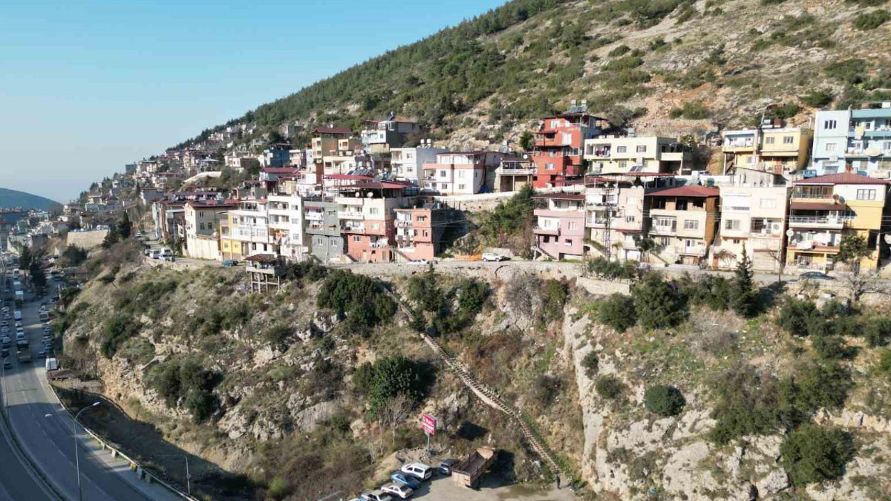 107 basamaklı merdivenden dinlene dinlene evlerine ulaşıyorlar