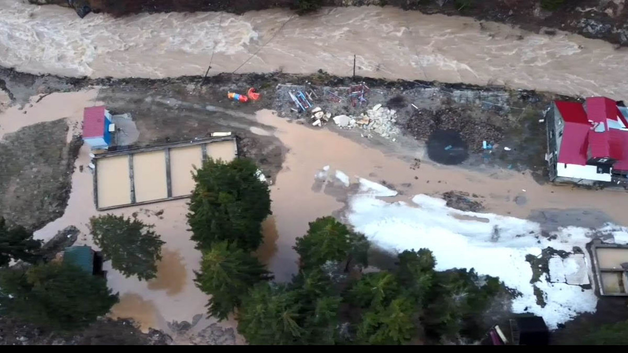 Araklı’da dere taşarak yolu ve tesisi su bastı
