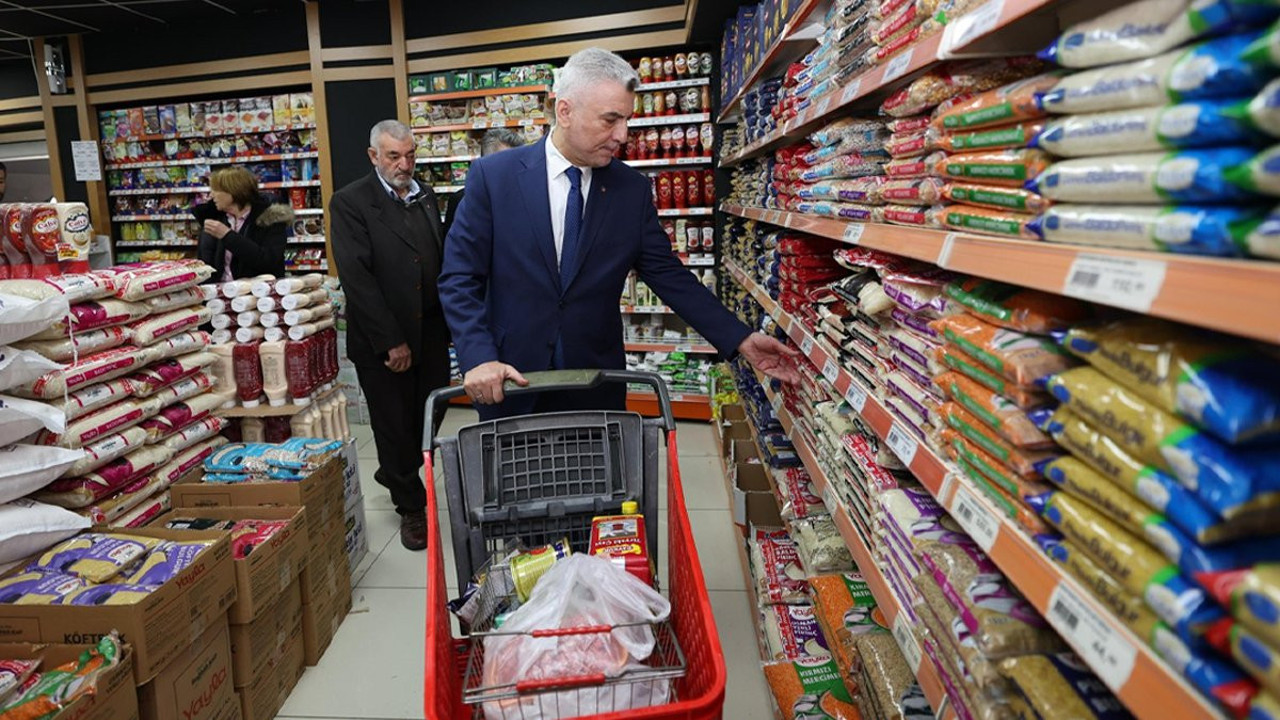 Bakan Bolat boykot kırmak için alışverişe çıktı! Milyonlar pahalılıkla boğuşurken...