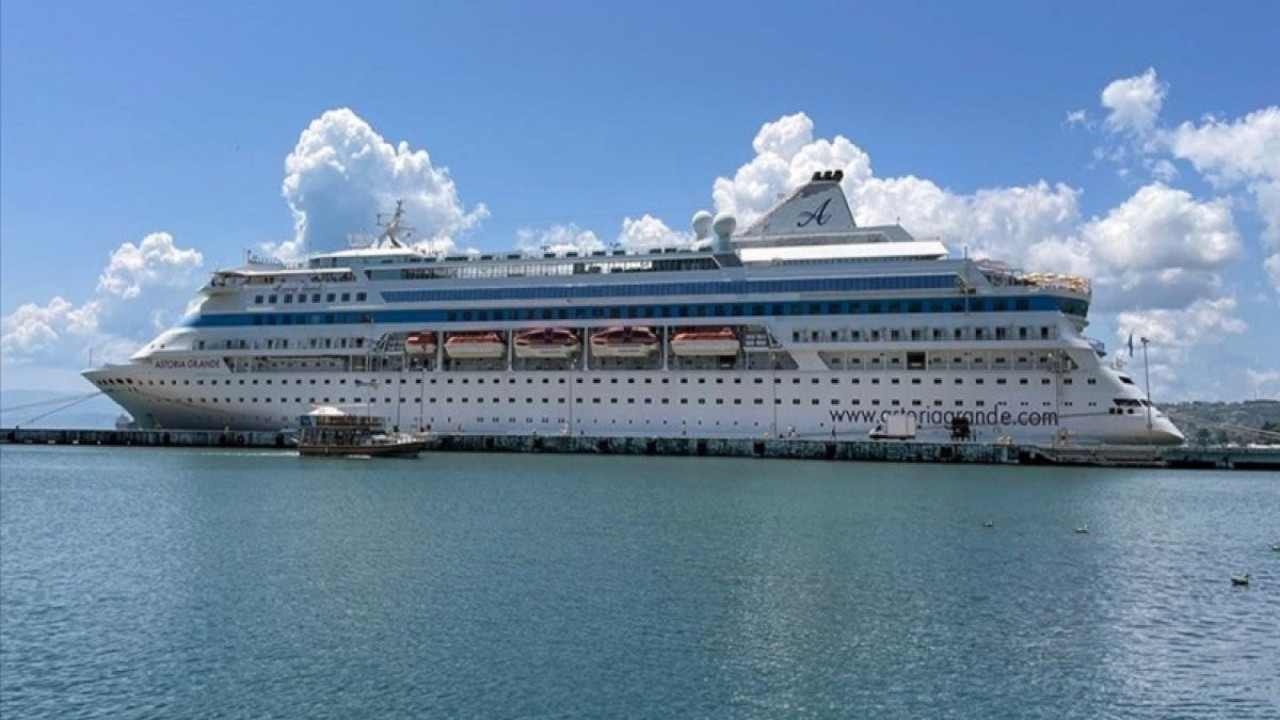 Bodrum’a sezonun ilk yolcu gemisi geldi