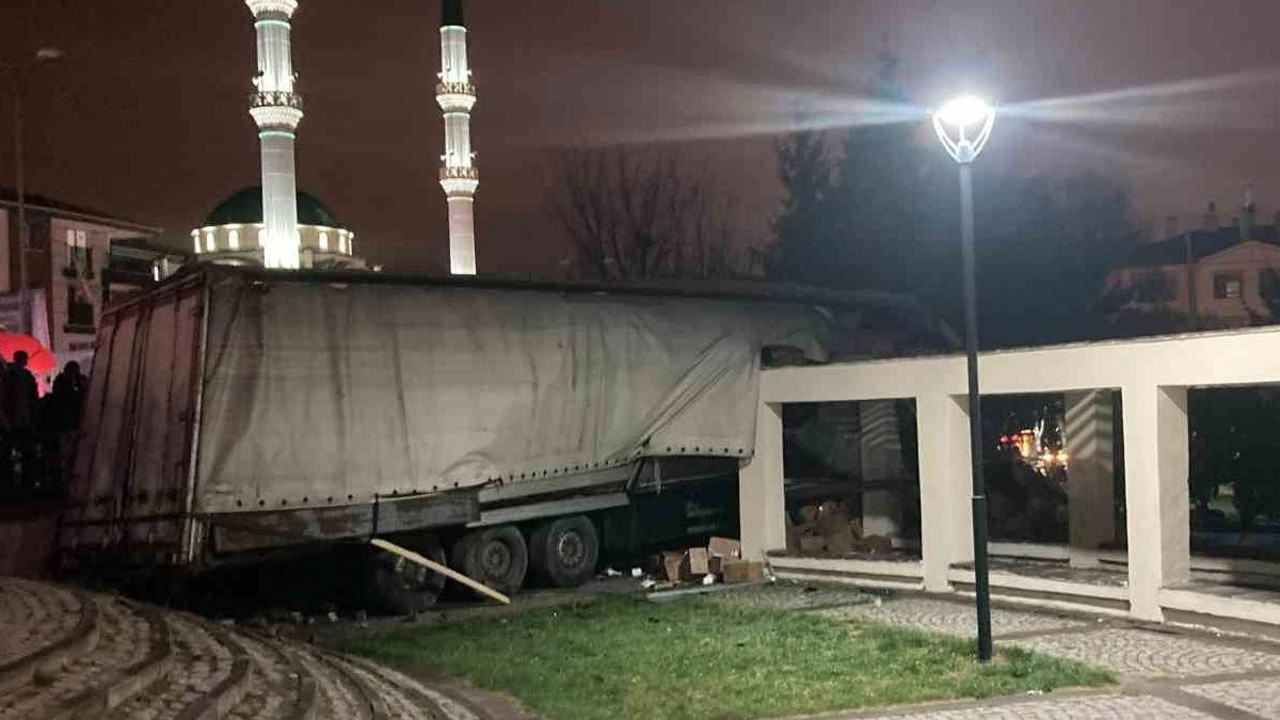 Ankara’da freni boşalan tır parka daldı: 1 ölü