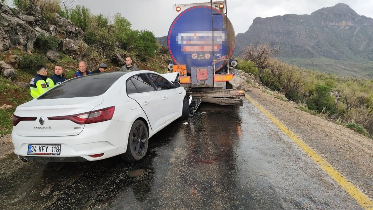 Otomobil, akaryakıt tankerine çarptı! Aralarında çocukların olduğu yaralılar var