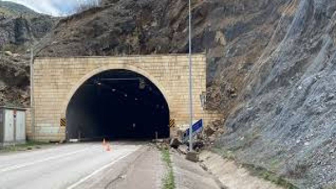 Gümüşhane’de tünel çıkışında heyelan! Yol trafiğe kapatıldı