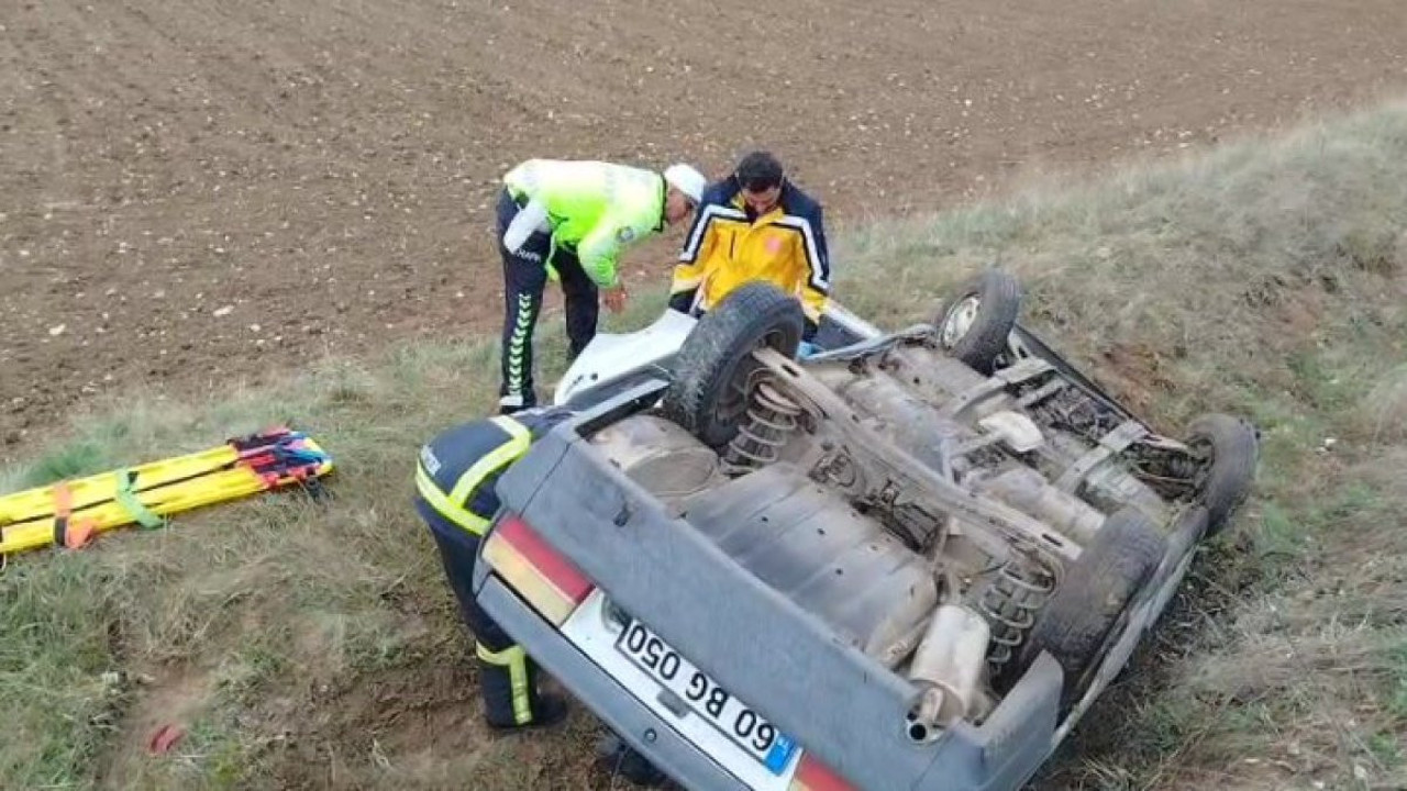 Şarampole devrilen araçtaki yaralılara trafik polisinden moral