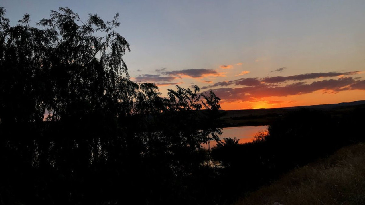 Ağrı’da gün batımı kartpostallık görüntüler oluşturdu