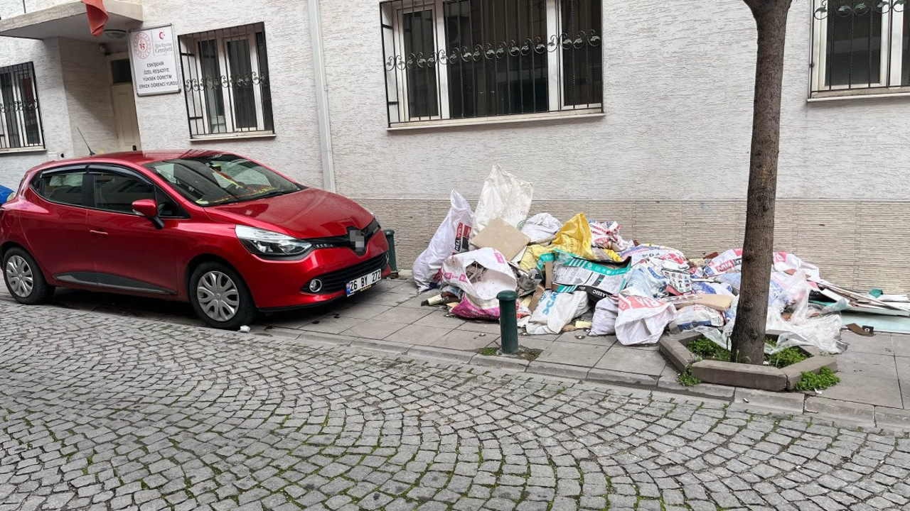 Kaldırım çöp dağına döndü! Yayalar isyan etti...