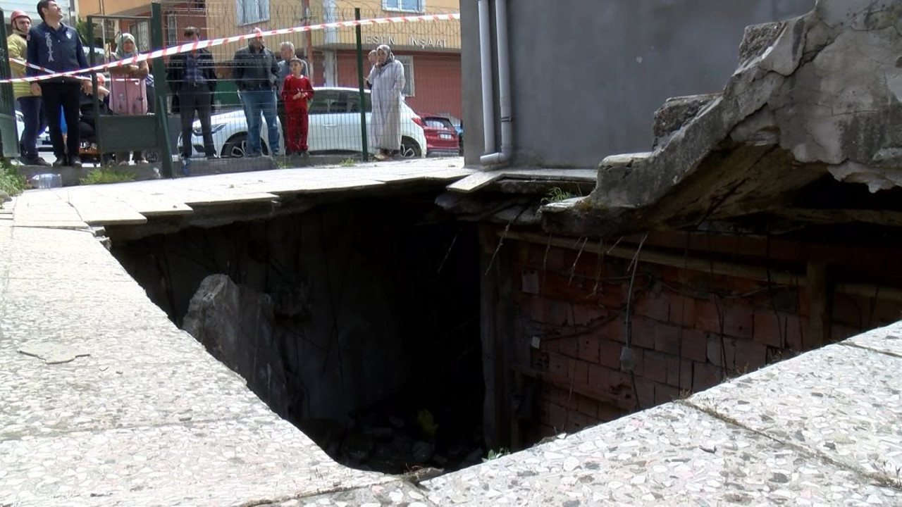 Pendik’te korku dolu anlar: Pendik’te dört katlı binanın bahçe zemini çöktü