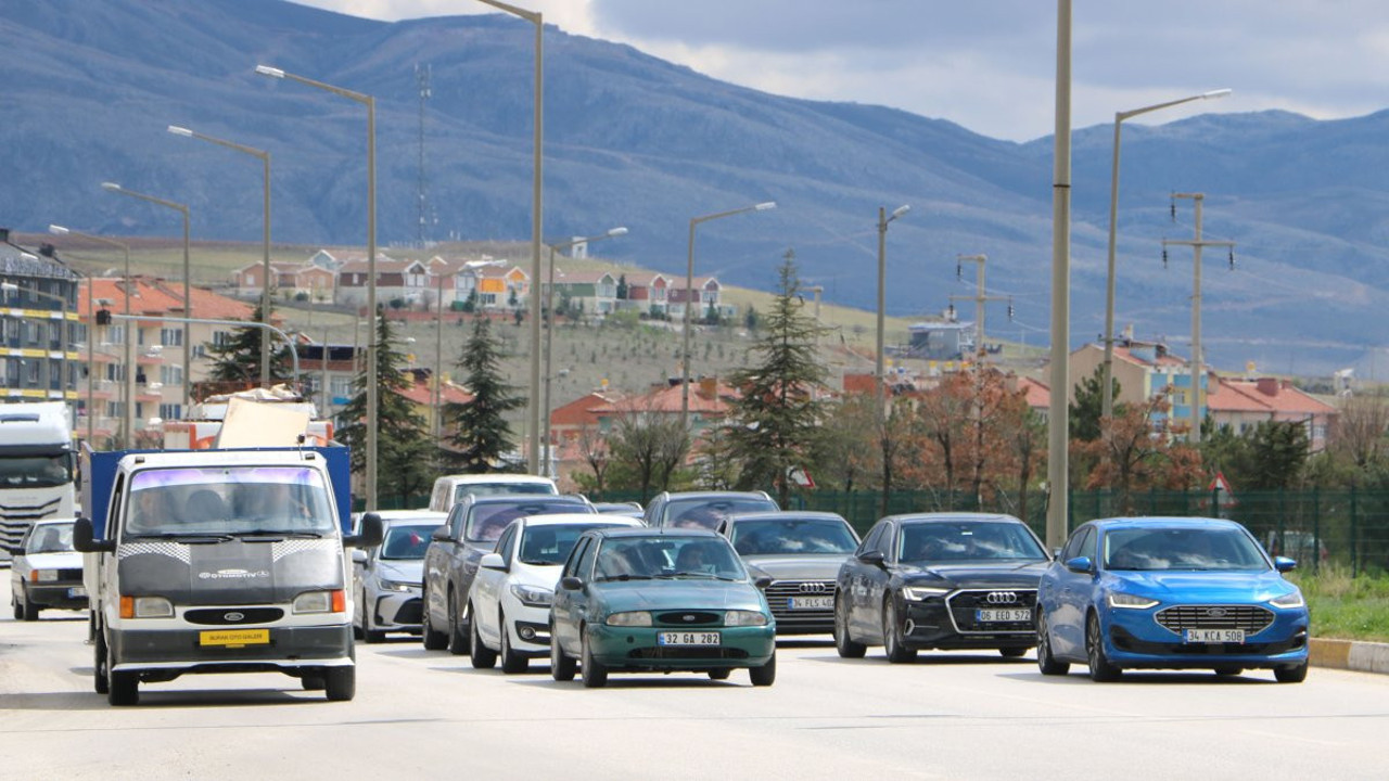 Bayram dönüşü trafik kitlendi