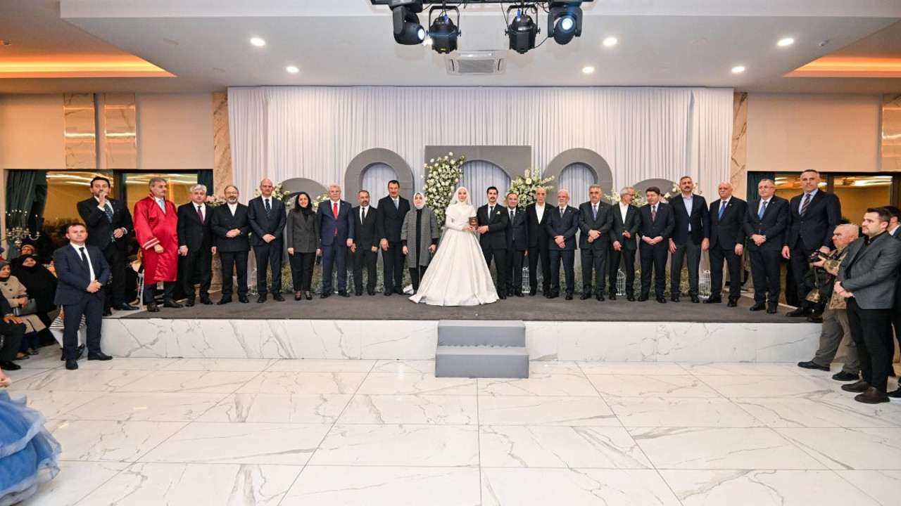 Siyasiler düğünde bir araya geldi