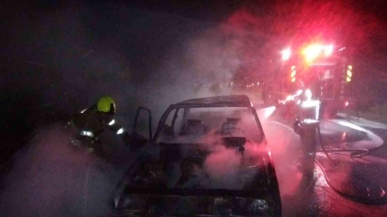 Balıkesir'de park halindeki araçta yangın çıktı