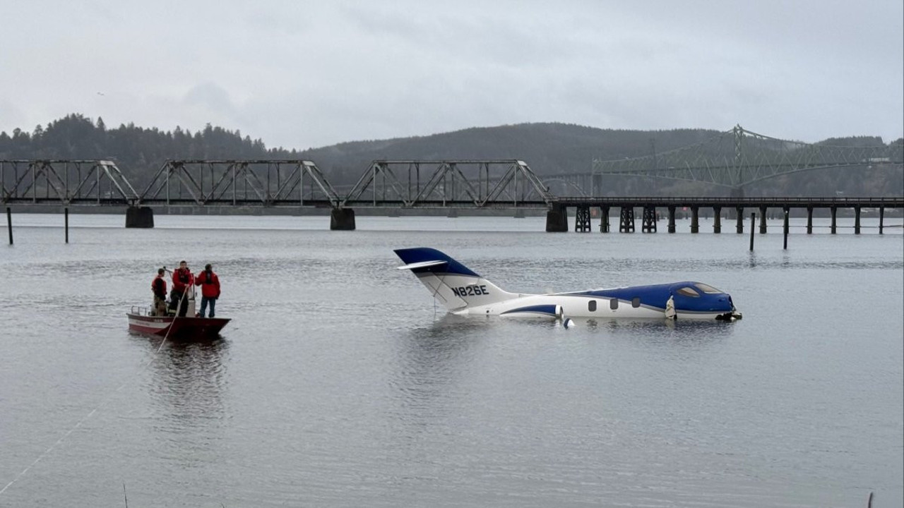 Korku dolu anlar... Uçak pistten kayarak suya düştü