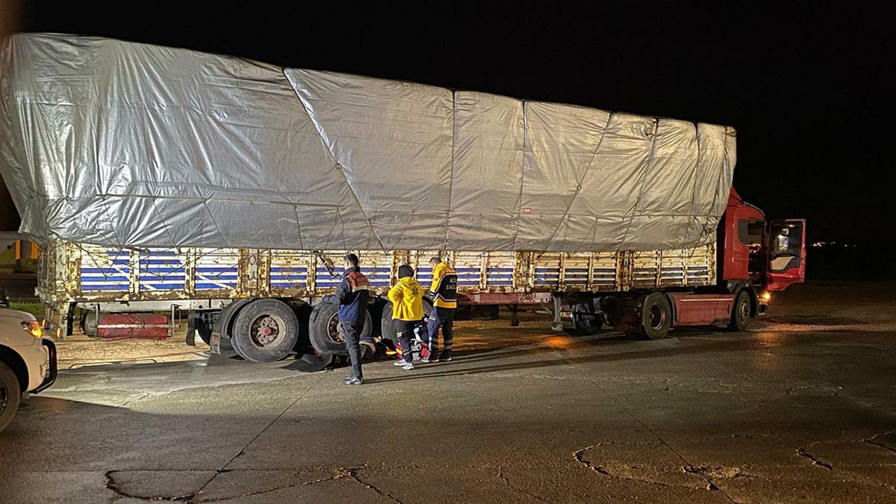 Tamir ettiği TIR’ın altında kaldı