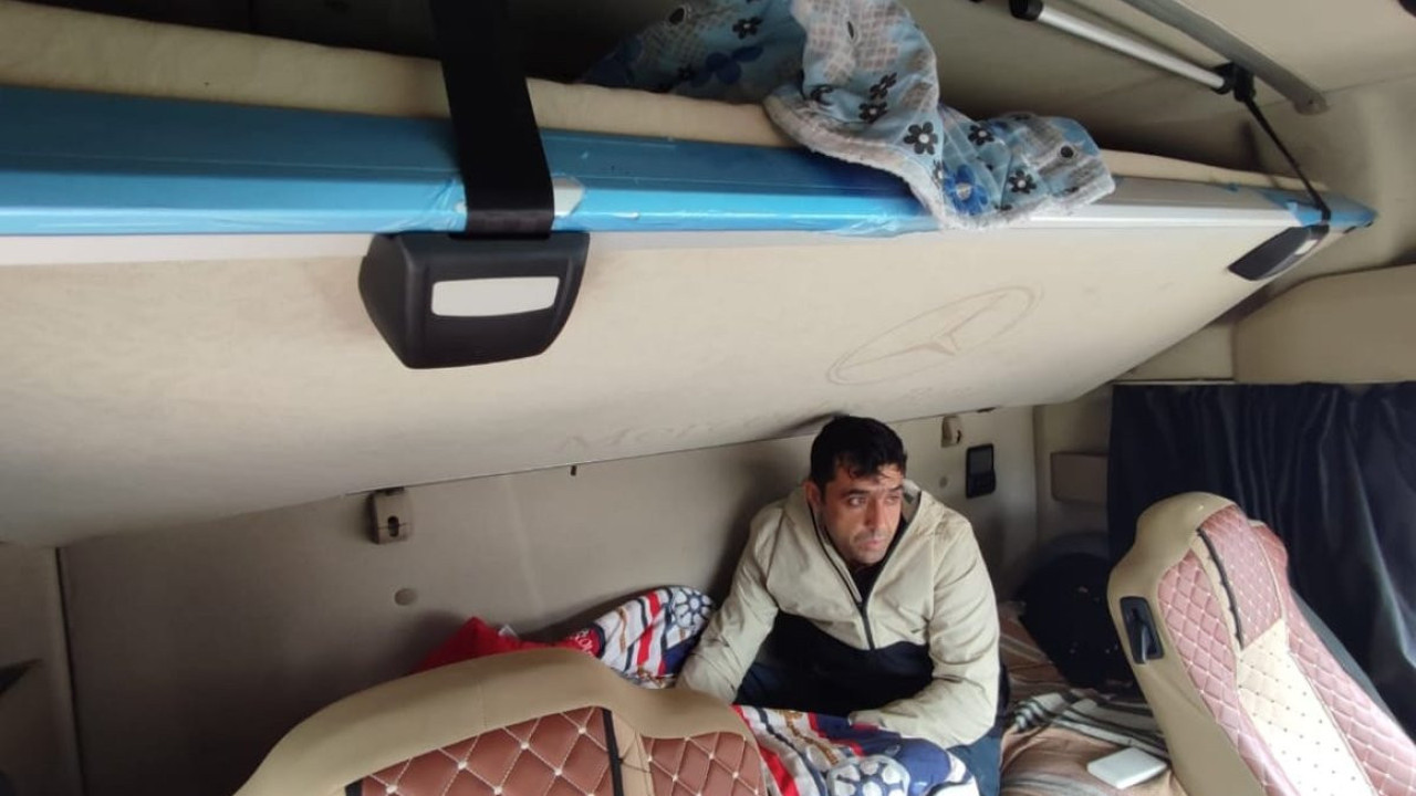 Kaçak göçmenler, koyunların yanında yakalandı!